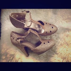 T-strap gold glitter shoes